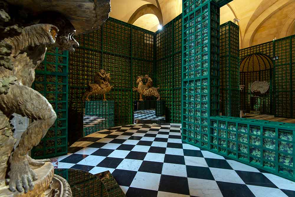Animaux - L'entrée de l'expo, évocation du Labyrinthe de Versailles, avec les animaux de plomb d'origine