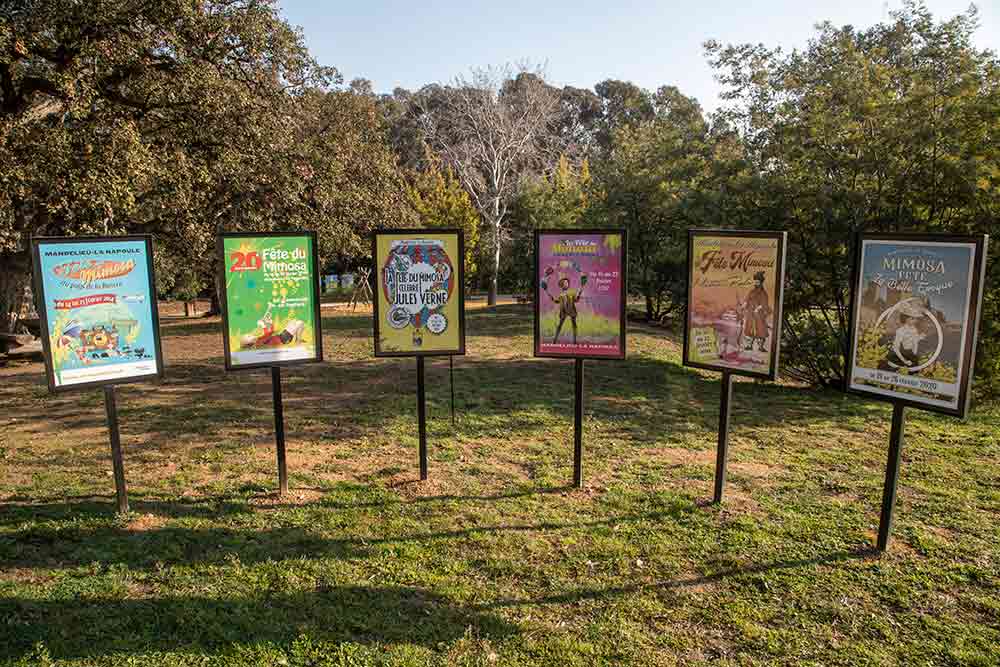 Mandelieu-La-Napoule - Les affiches des dernières Fêtes du Mimosa sont exposées dans le parc. 