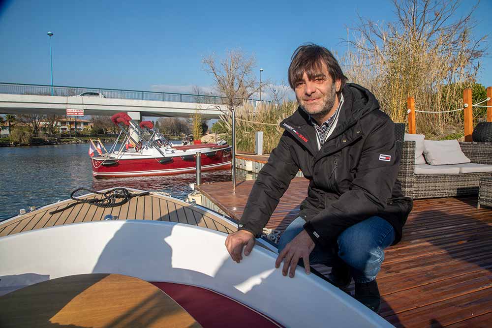 Mandelieu-La-Napoule - Sébastien Fascia propose des balades en bateau électrique le long de la Siagne.