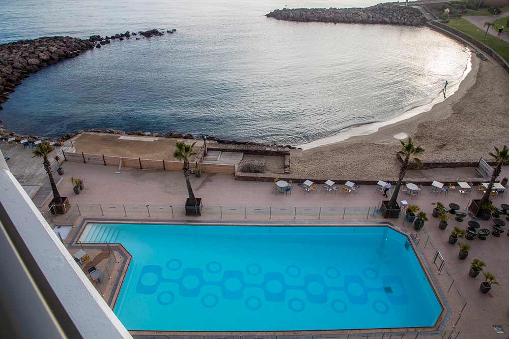A l’hôtel Pullman les chambres donnent sur la plage privée et la piscine.