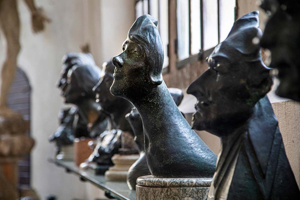 Alignement de sculptures empreintes de l’esprit de Rodin et Claudel avec qui Henry a travaillé à Paris.