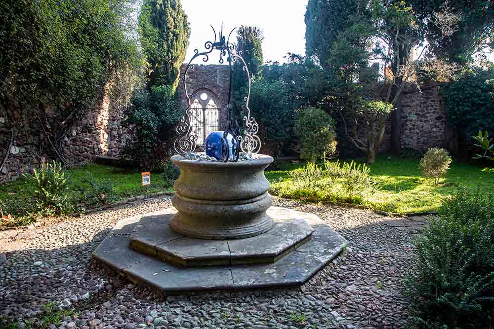 Château de La Napoule - Un petit coin tranquille avec un puits dans le jardin