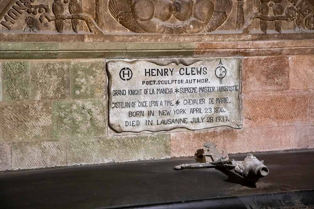 L’épitaphe de Henry Clews, chevalier de Marie, poète, sculpteur et auteur, maître suprême de l’humour…