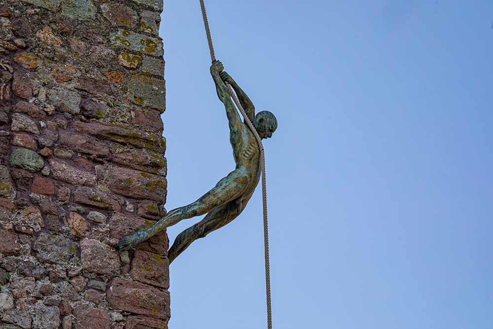 La sculpture “Le grand Arc-boutant”, de Nicolas Lavarenne, suspendue à la Tour Sarrazine.