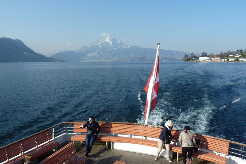 Grand Tour - de Suisse : La traversée du lac de Lucerne avec, au fond, le mont Pilatus