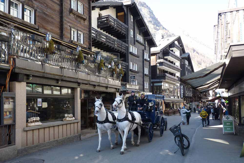Attelage dans la rue centrale (Zermatt)