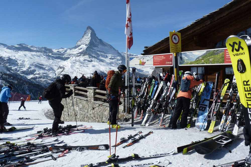 Skieurs se préparant face au Cervin (Sunnegga)