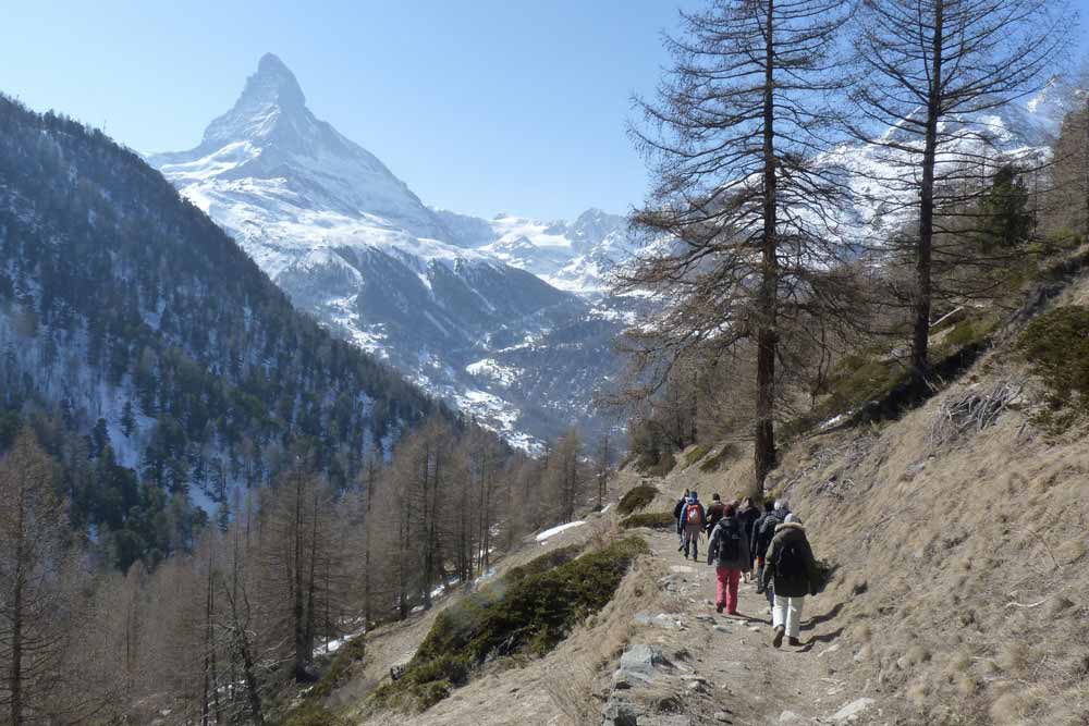 Descente à pied de Findeln à Zermatt Plus d’infos sur le Grand Tour de Suisse en Train