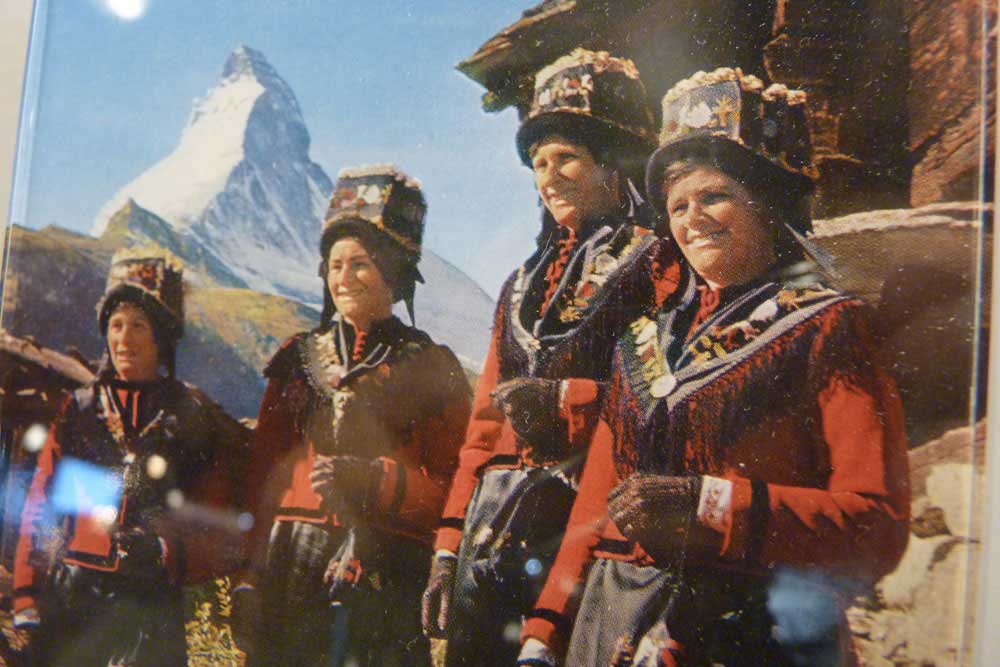 Jeunes femmes en costume des Grisons (photo ancienne, musée du Matterhorn)