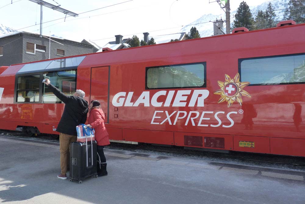 Suisse en Train - Selfie devant le Glacier Express