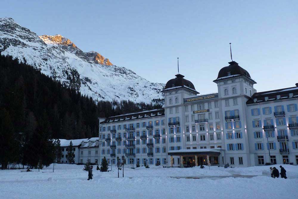 Le Grand Hôtel des Bains Kempinski à la fin du jour (Saint-Moritz)