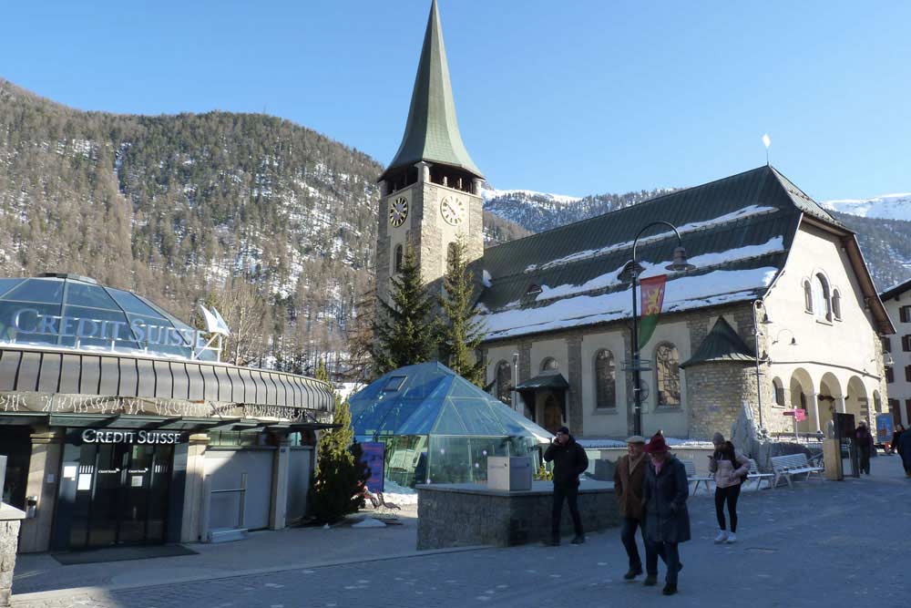 L’église de Zermatt avec l’entrée du musée du Matterhorn sous sa verrière bleue