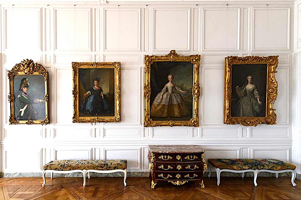 Dans l'antichambre, portrait par Roslin de Louis-Ferdinand et de trois de ses sœurs par Nattier. ©château de Versailles, D. Saulnier 