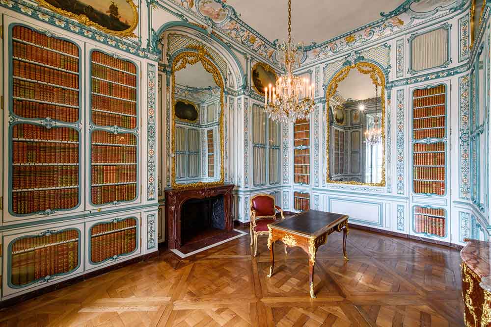 La bibliothèque son élégante boiserie rocaille restaurée dans son vernis Martin bleu et blanc d'origine. © château de Versailles, T. Garnier