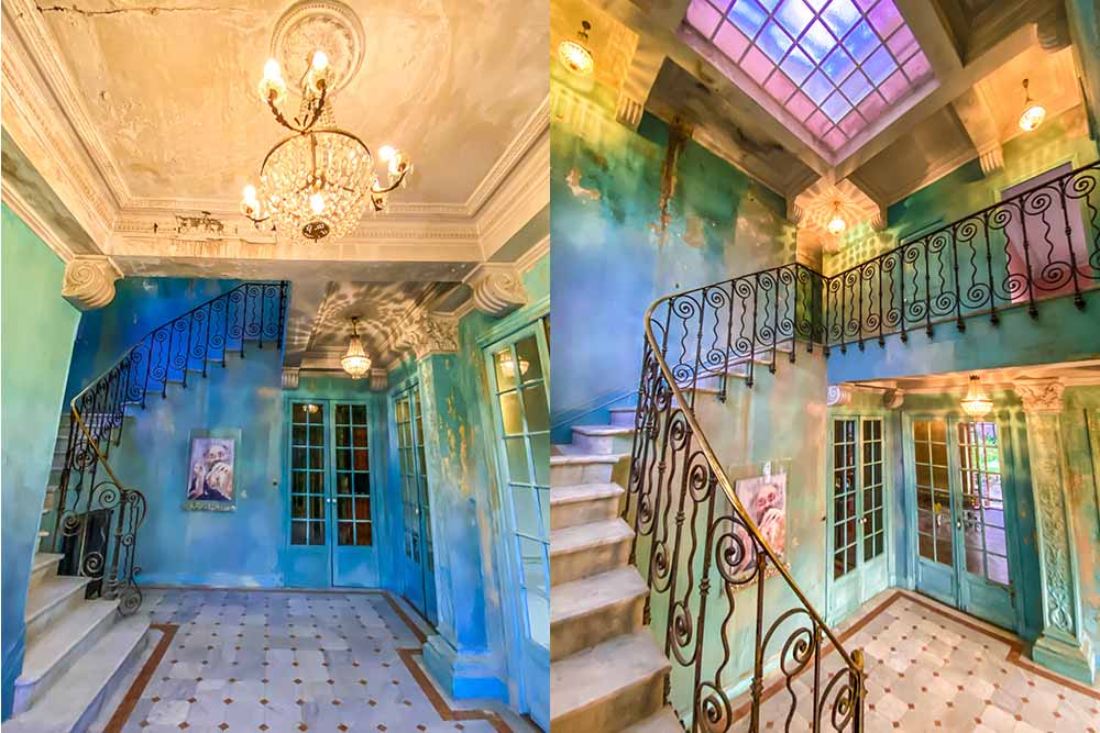 La belle entrée bleue et le magnifique escaliers en fer forgé de la Villa Cameline