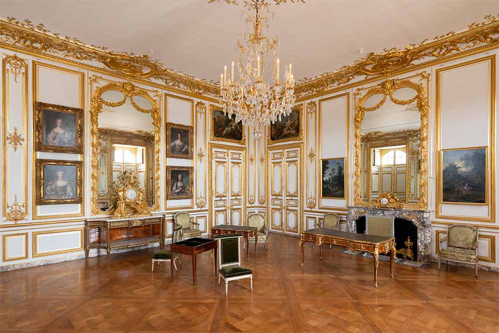 Photo 05 Le salon d'angle-. Sur la console de Saunier un baromètre en bois doré © château de Versailles, D. Saulnier