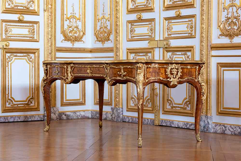 Versailles - Bureau plat signé BVRB. (Bernard Van Risen Burgh) livré pour le Dauphin en 1745. Boiseries d'origine de Jacques Verberckt ©château de Versailles T.Garnier