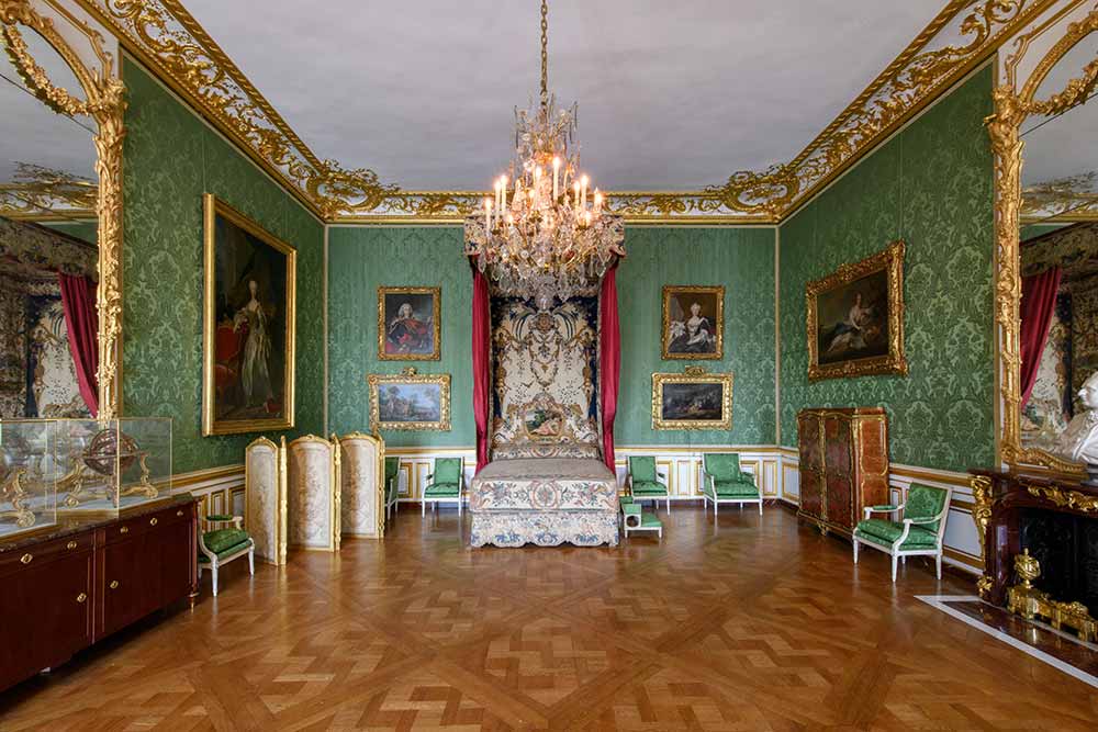 Versailles - La chambre : à gauche le meuble de Benneman à droite la cheminée d'origine le lit n'est pas d'origine ©château de Versailles, T. Garnier