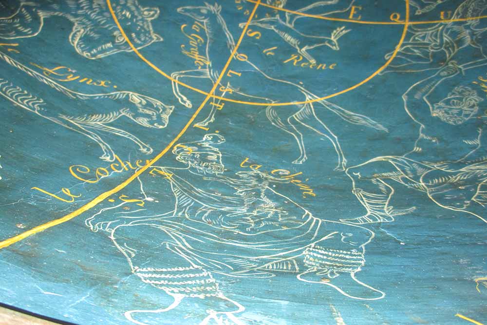 Globe de Mentelle, détail de la face interne, la voûte céleste avec les constellations désignée par des noms d'animaux. photo F.Deflassieux 
