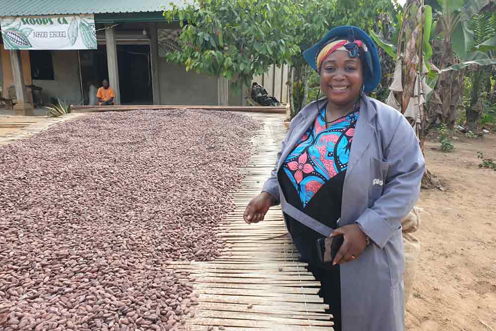 Femme en charge des grains de cacao