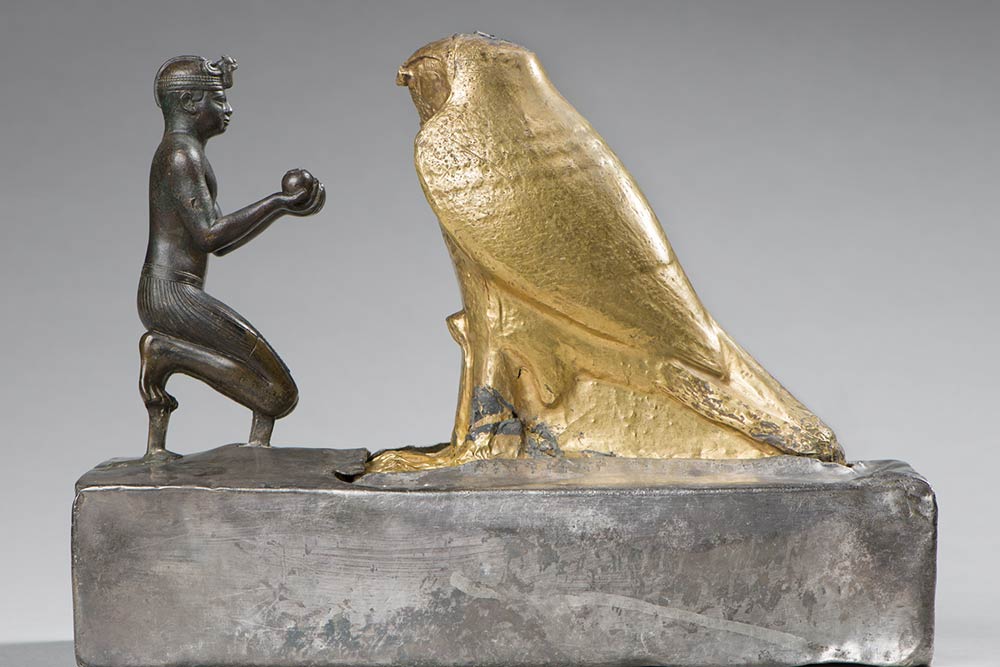 Pharaons - Le roi Taharqa et le faucon Hémen, bronze, 19,7x26cm © Musée du Louvre, ph. Christian Décamps
