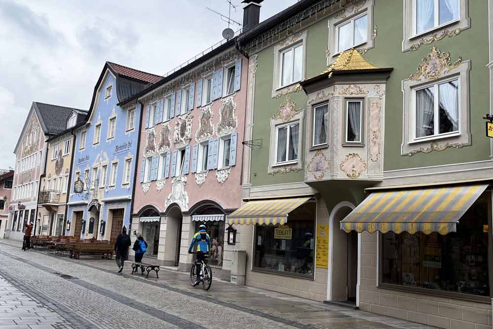 Bavière - La rue principale et ses maisons pastel (Garmisch-Partenkirchen)