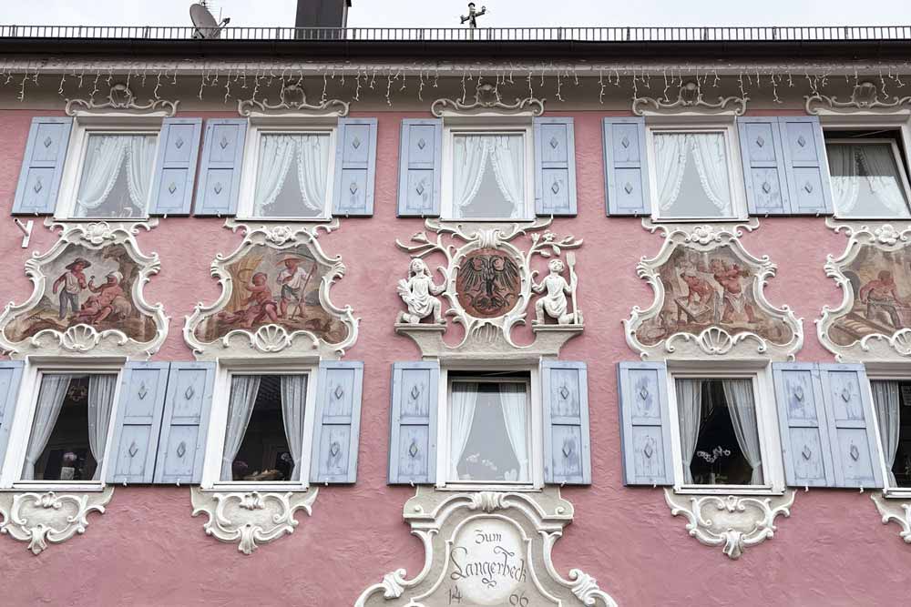 Façade ornée de médaillons rococo (Garmisch-Partenkirchen)