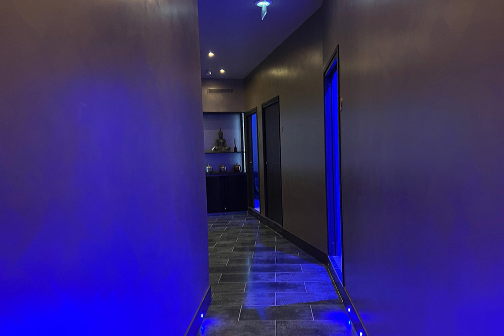 Ban Sabaï - couloir avec ambiance bleue
