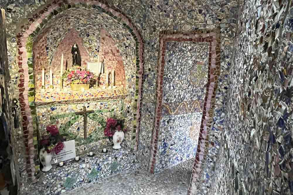 Autel en mosaïque (Little Chapel, Guernesey)