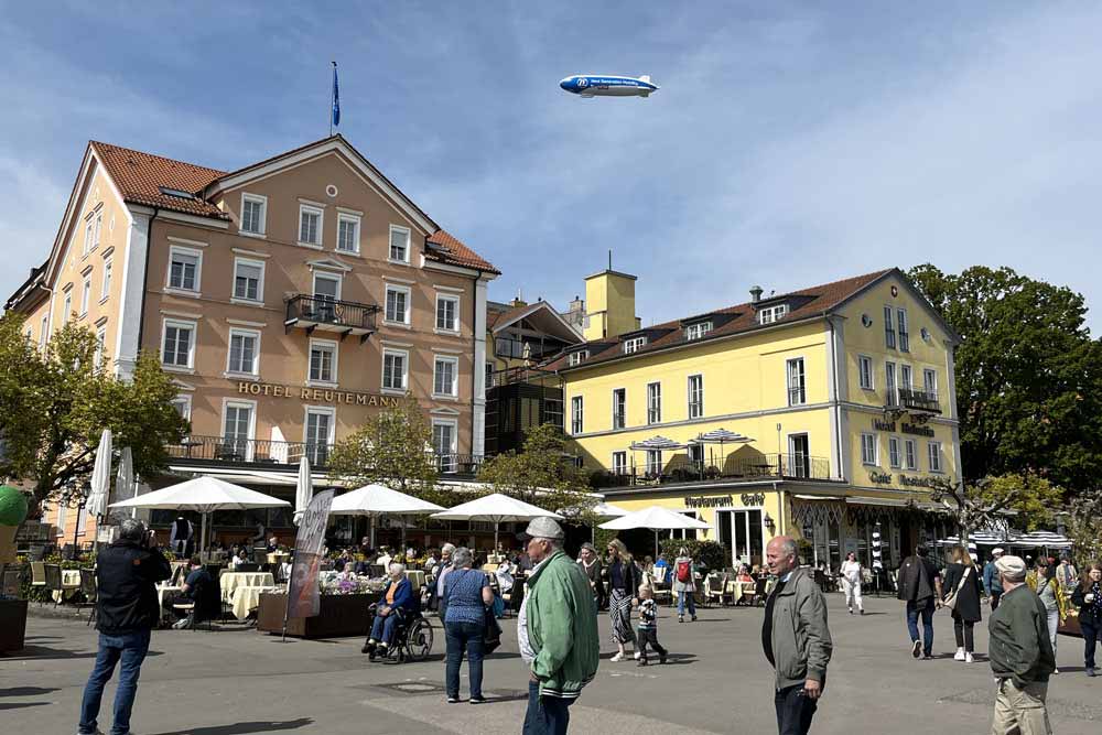La promenade du port avec un zeppelin dans le ciel (Lindau)