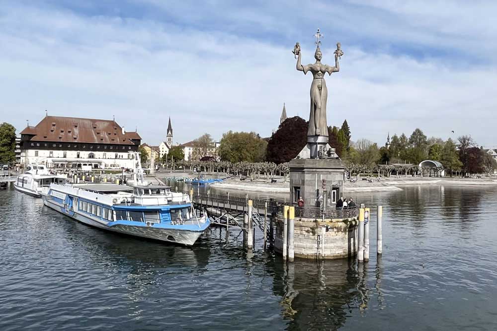 Constance - Vue du port de Constance avec la statue d’Imperia et au fond, le bâtiment du Conseil