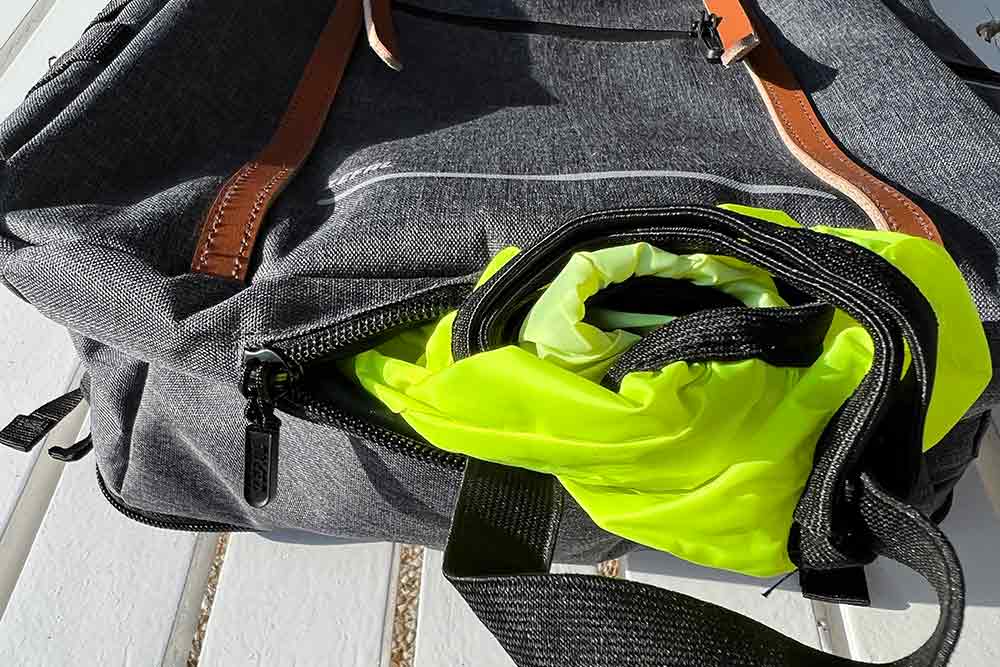 Sous le sac, une poche pour la housse de pluie fluo. © LB