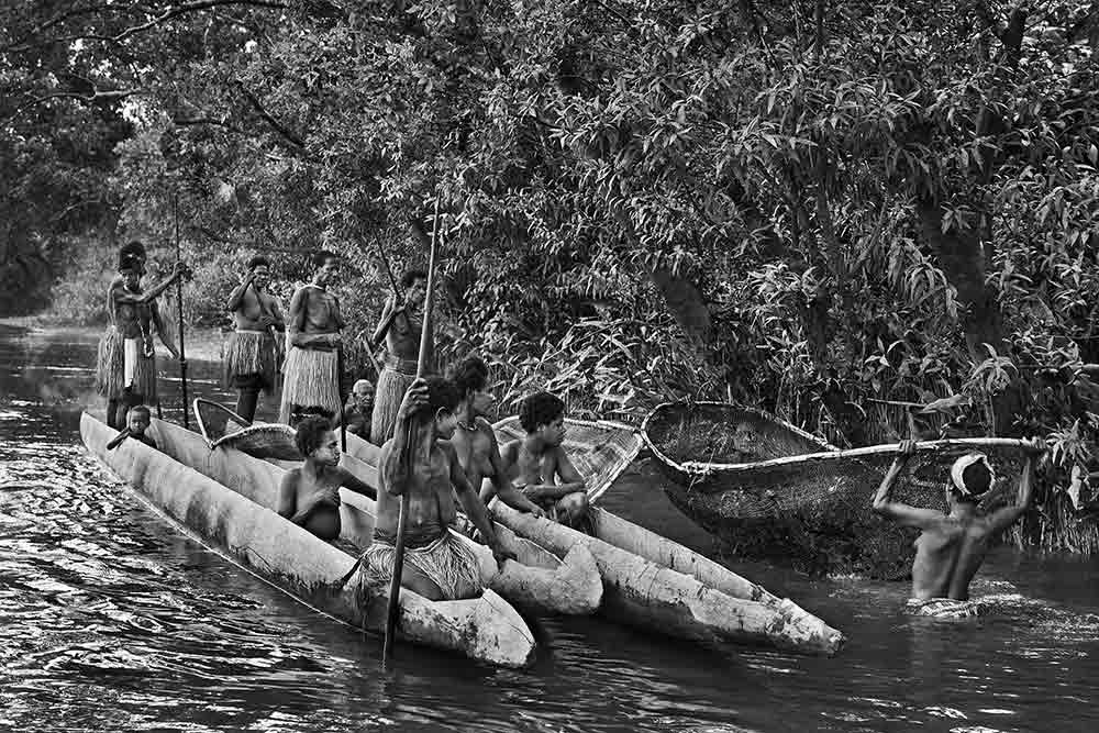 Les femmes Asmat pêchent la crevette. Les rivières sont aussi remplies de crabes, de homards et de poissons. Tribus de Irian Jaya, Papouasie occidentale, Indonésie, 2010