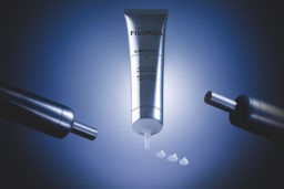 Le Peeling - SLEEP & PEEL 4.5 dévoile une texture ultra-douce et crémeuse. Cette galénique agréable et enveloppante, offre à la peau un véritable moment cocooning et relaxant, idéal avant de tomber dans les bras de Morphée !