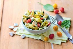 La Riviera Tomate cerise, poulet, billes de mozzarella, pesto.