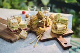 Cette saison, la nouvelle saga du pain surprise de Picard, est composée de 3 sortes de pains (ciabatta, pain de campagne ou pain polaire) et autant de garnitures délicieuses et créatives. Houmous de betterave,