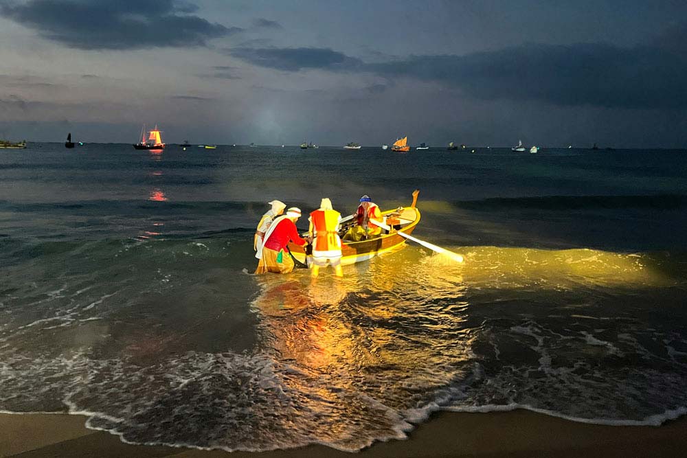 Le 28 juillet à 5 heures du matin : hommes prenant la mer