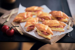 Mini-croissants : oeuf brouillé à l’emmental, bacon fumé.