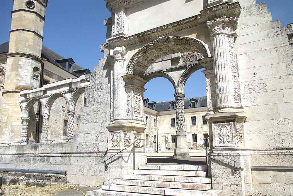 Gaillon - Vestiges d’un porche monumental à décor Renaissance