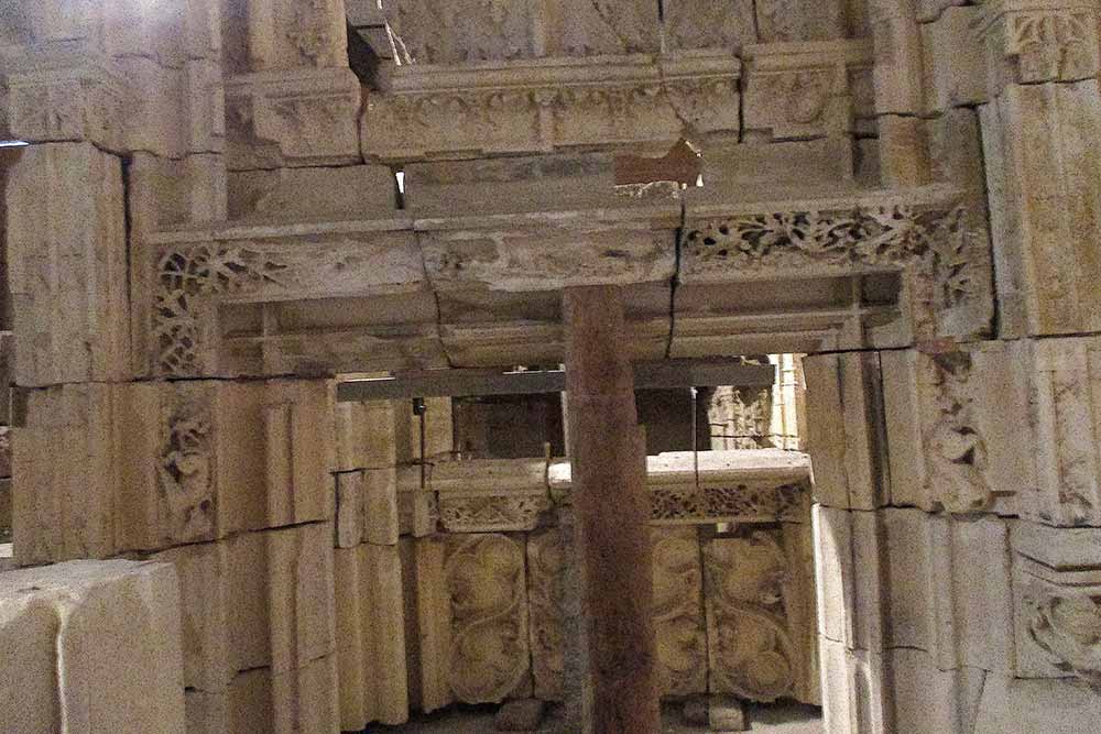 Gaillon - Les ruines écroulées d’un linteau sculpté d’entrelacs