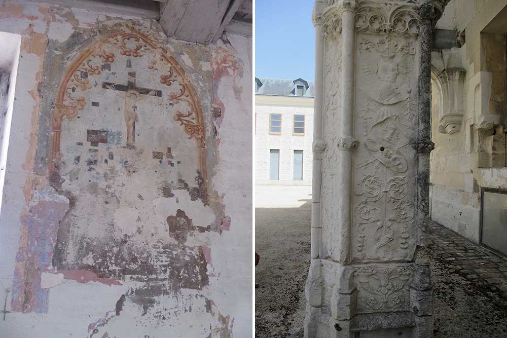 Dans les ruines de la chapelle, les vestiges d’une fresque. Contraste entre l’état de ce pilier tronqué et la finesse de son décor