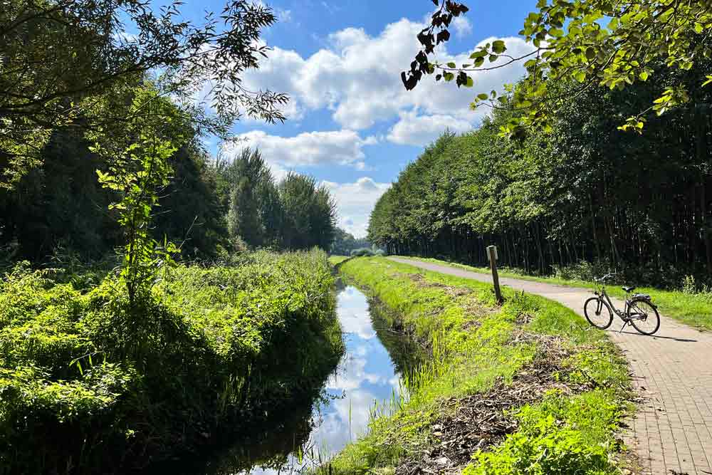 Petit canal au bord de la piste cyclable (lac Müritz)