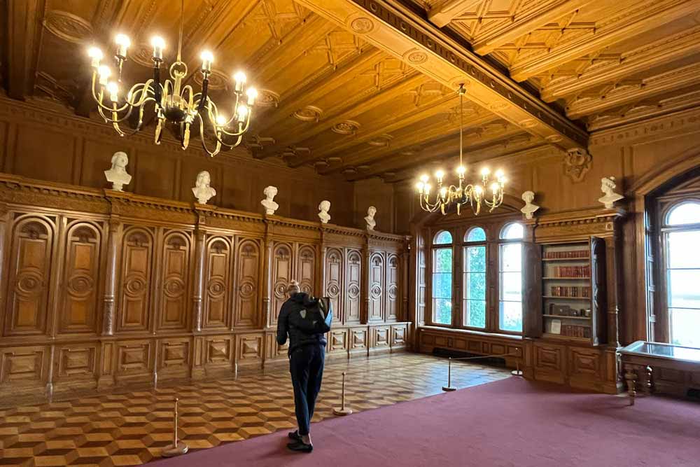 La bibliothèque avec ses étagères fermées (Château de Schwerin