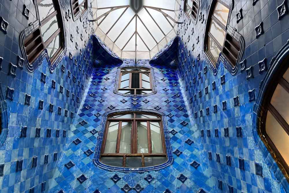 Barcelone - Casa Batllo : le puits de lumière (Gaudi)