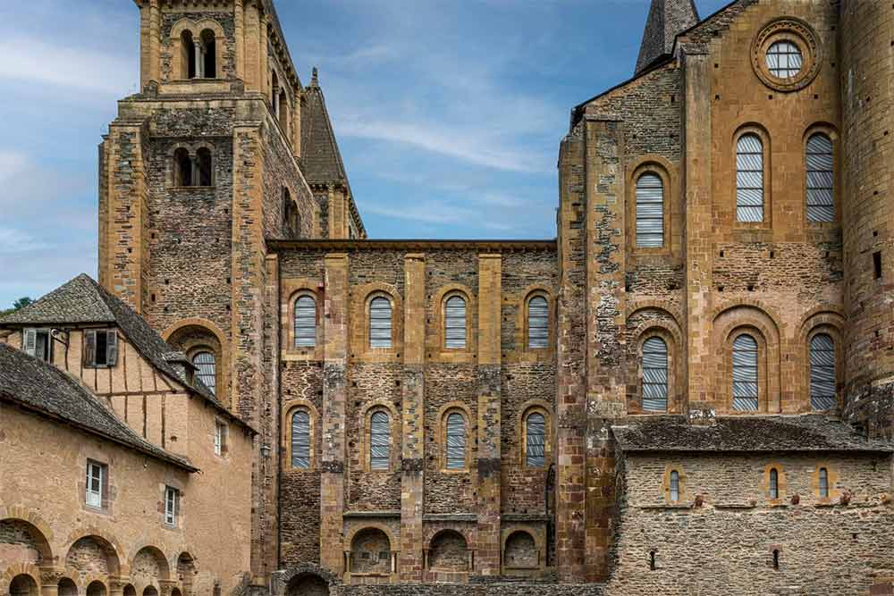 Abbatiale de Sainte-Foy de Conques, des vitraux et des verrières hors norme, translucides et non transparentes.