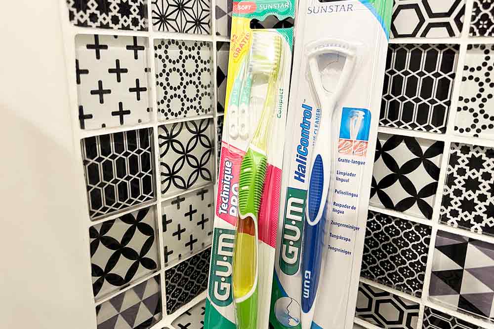 Gratte langue et brosse à dents