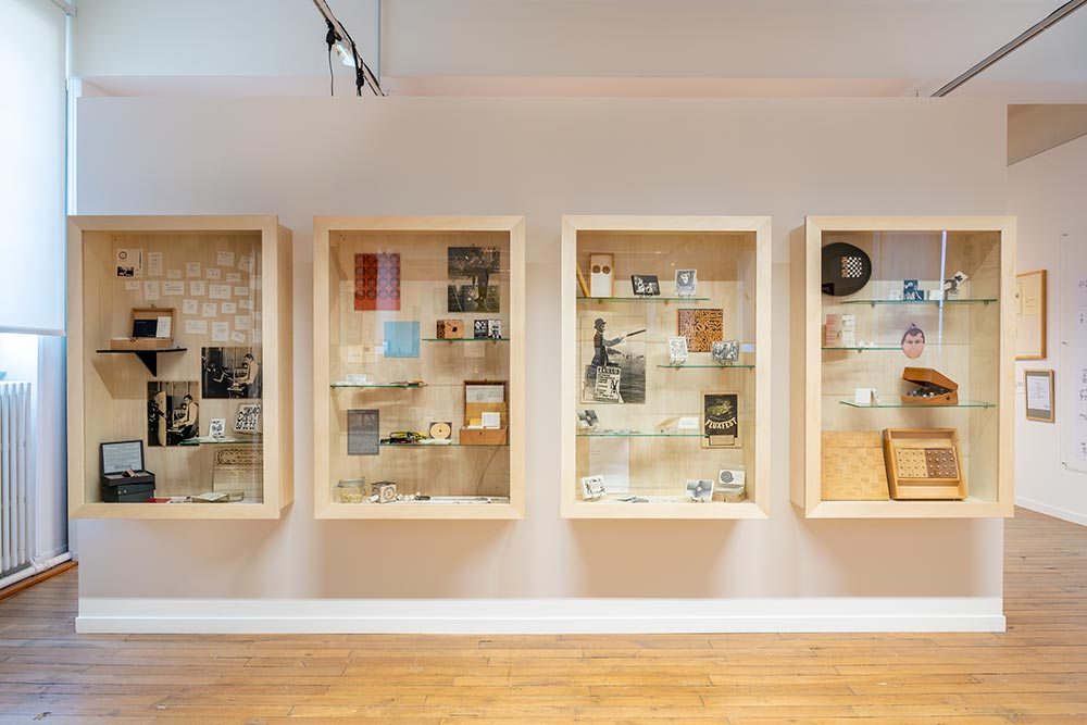 George Maciunas et artistes divers, vitrines contenant des Fluxboxes (boîtes Fluxus) et objets divers, 1960-1991, Collection Ben Vautier