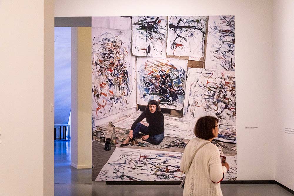 Joan Mitchell au milieu de ses toiles