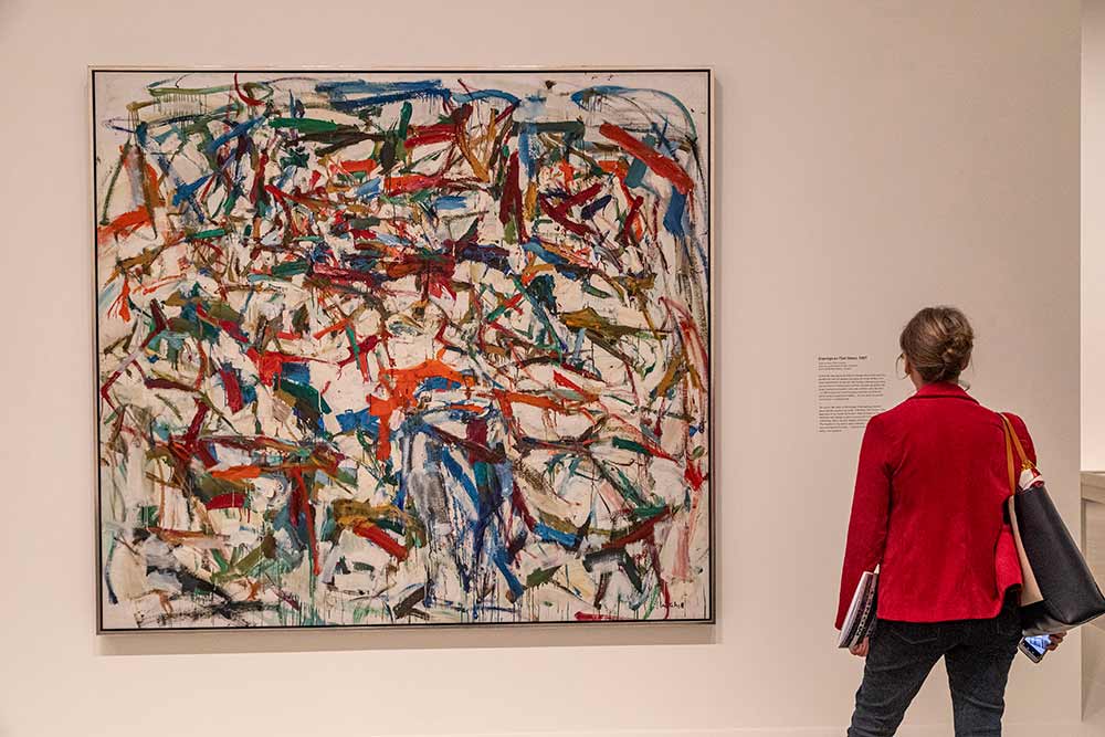 Joan Mitchell au milieu de ses toiles