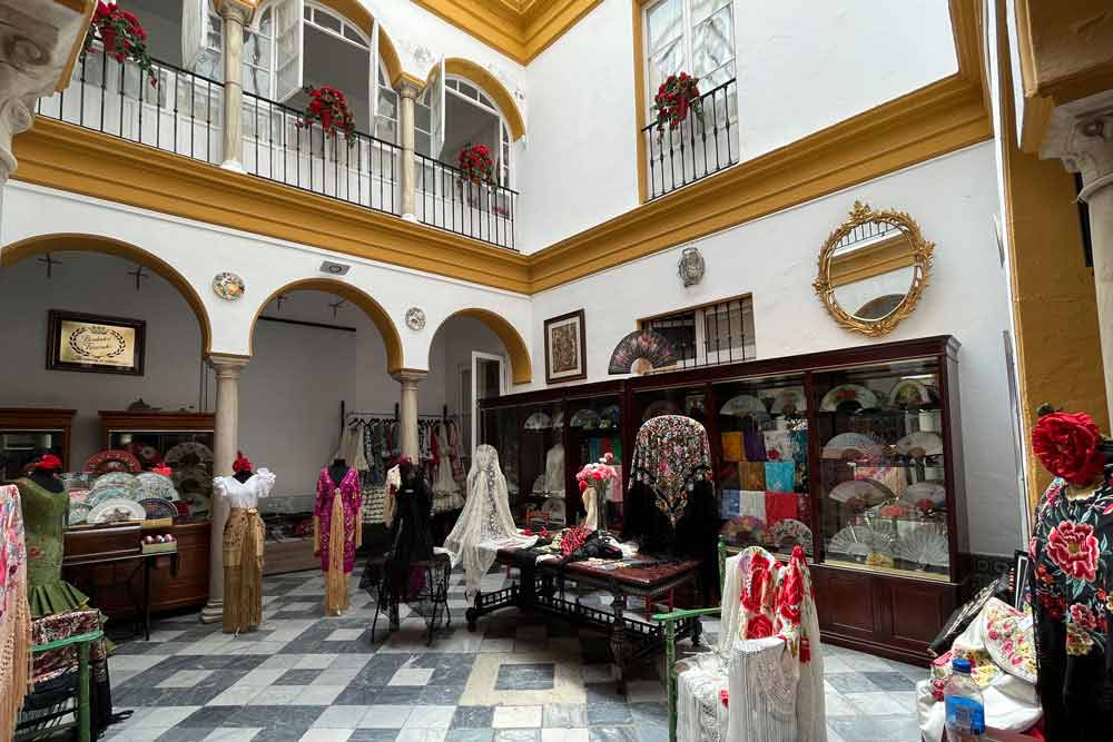 Séville - Patio sévillan logeant la boutique Juan Foronda